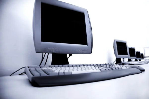 ホワイト上のクラス部屋の少数のコンピューター — ストック写真