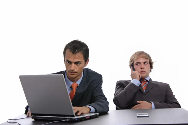 Due Giovani Uomini Affari Che Lavorano Con Computer Portatile — Foto Stock