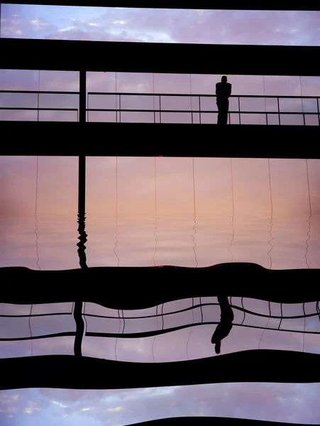 日没時の建物のシルエットの内部ワーカー — ストック写真