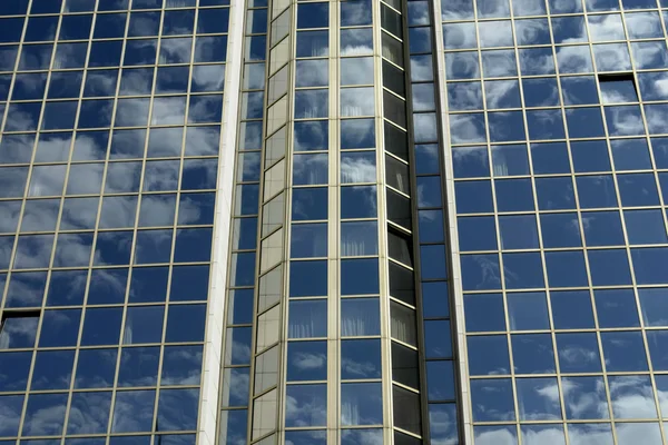 Moderno Edifício Apartamentos Com Reflexos Nuvens — Fotografia de Stock
