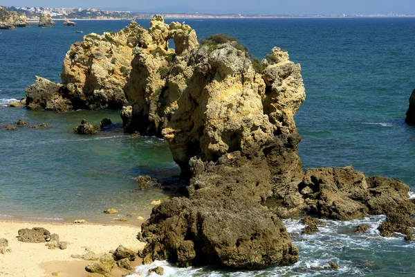 在葡萄牙南部的阿尔加维在小海滩 — 图库照片