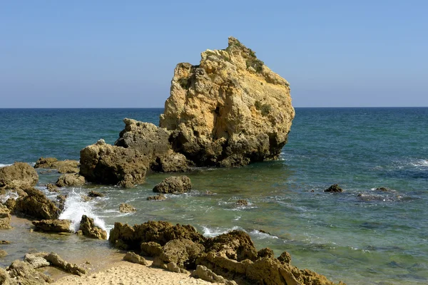 在葡萄牙南部的阿尔加维在小海滩 — 图库照片