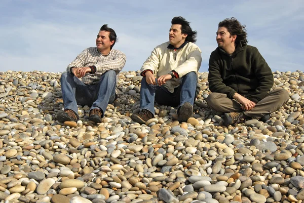 在海滩上三个年轻男士休闲 — 图库照片