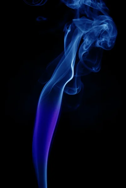 烟在黑色背景的蓝色彩色的抽象 — 图库照片