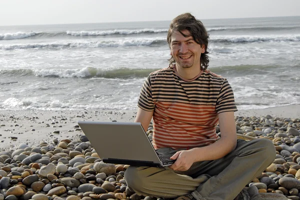Молодой Человек Пляже Ноутбуком — стоковое фото