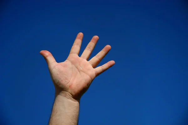 Mão Humana Masculina Com Céu Como Pano Fundo — Fotografia de Stock