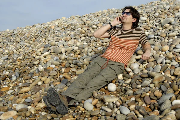 Junger Mann Strand Mit Handy — Stockfoto