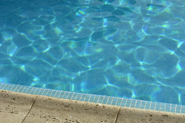 夏の日のスイミング プールのブルーの水 — ストック写真