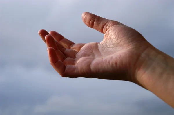 Menschliche Weibliche Hand Mit Dem Himmel Als Hintergrund — Stockfoto