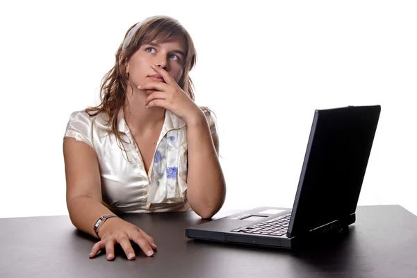 Junge Gelegenheitsfrau Arbeitet Mit Ihrem Laptop — Stockfoto