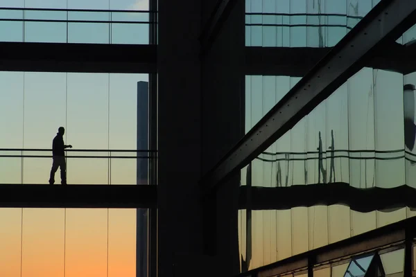 Людина Сучасній Будівлі Заході Сонця — стокове фото