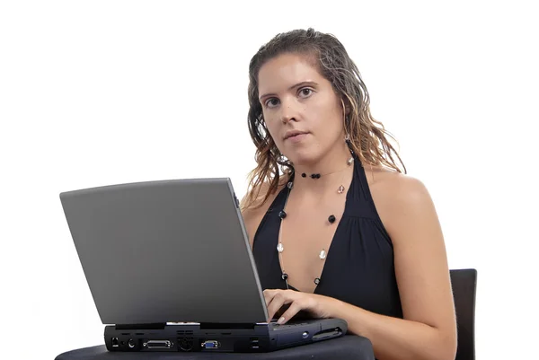 Młoda Kobieta Swobodnej Pracy Jej Laptop — Zdjęcie stockowe