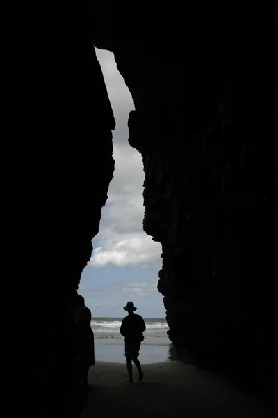 浜の洞窟の男 — ストック写真