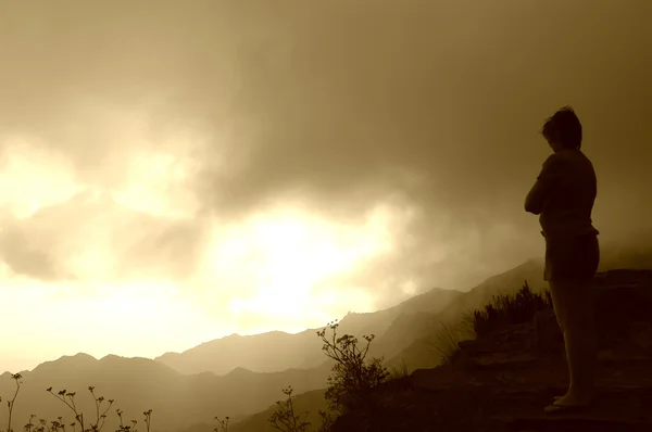 Žena Čekala Horách Při Západu Slunce — Stock fotografie