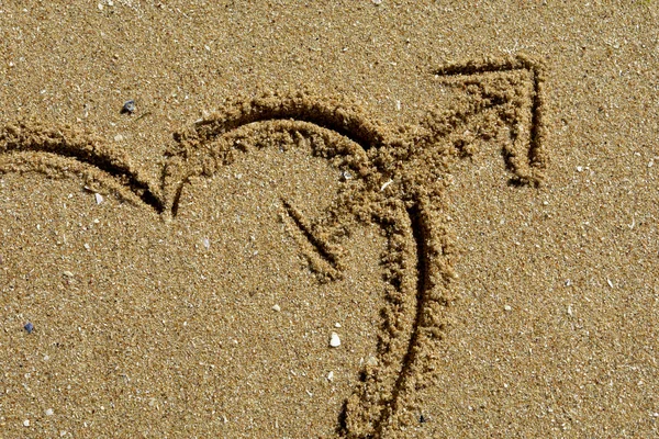 愛のメッセージ 砂の中に心を描く — ストック写真
