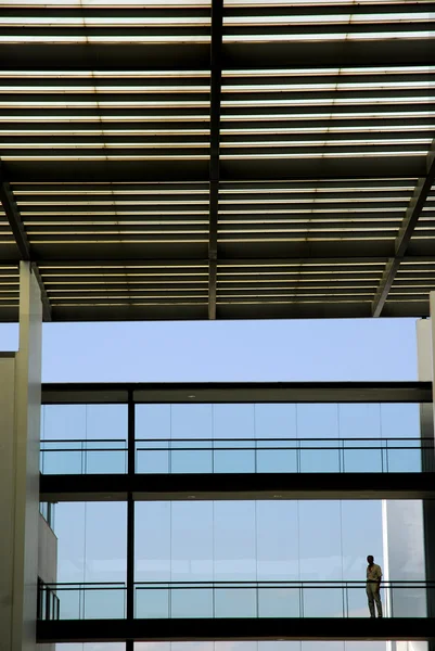Mann Modernen Gebäude Silhouette — Stockfoto
