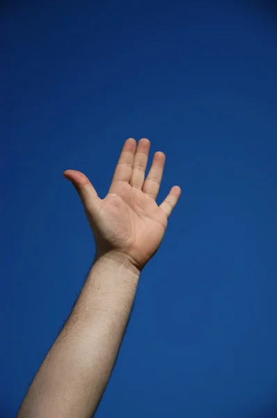 人的手和蓝色的天空为背景 — 图库照片