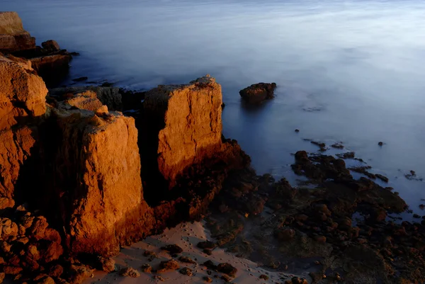 Lange Belichtung Des Meeres Über Felsen Verträumtes Gefühl — Stockfoto