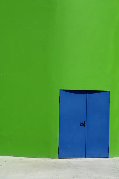 Blaue Tür Einem Modernen Grünen Gebäude Detail — Stockfoto