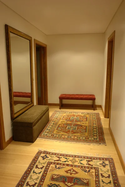 Sala Moderna Casa Con Divani Specchi — Foto Stock