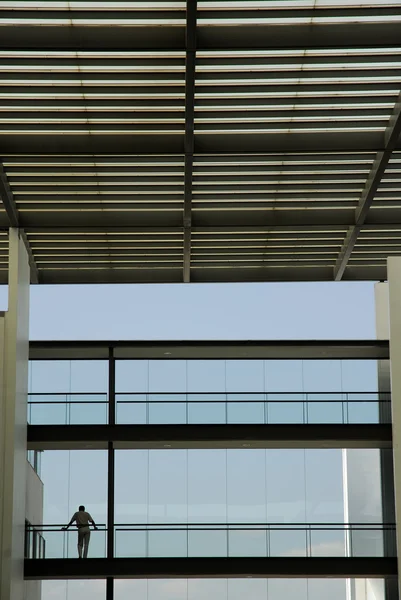背景と空との新しい建物内の男 — ストック写真