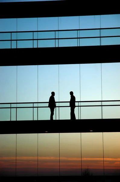 Twee Werknemers Binnen Het Gebouw Silhouet Bij Zonsondergang — Stockfoto