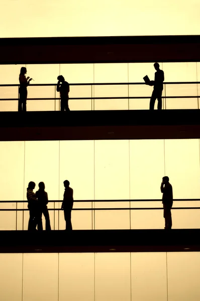 Işçiler Silueti Modern Binasında Sepya Sesi — Stok fotoğraf