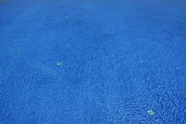 与纹理游泳池蓝色水详细 — 图库照片