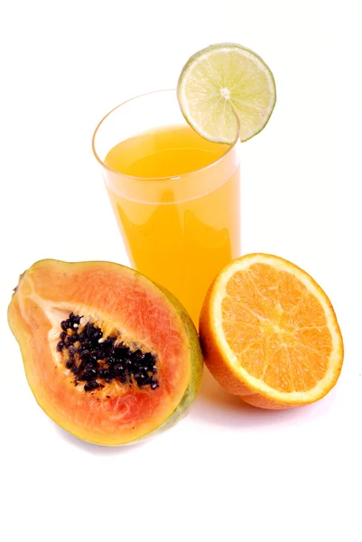 Een Glas Sinaasappelsap Met Gesneden Fruit — Stockfoto