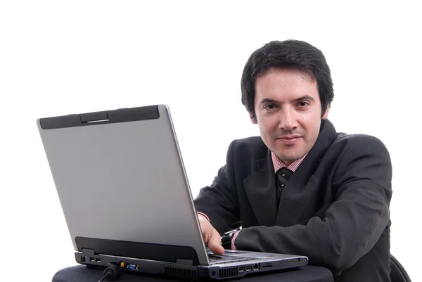 英俊的年轻商业男人工作用的笔记本电脑 — 图库照片