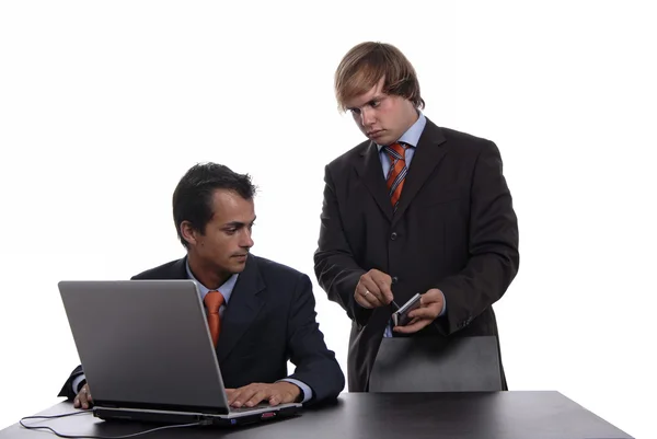Два Молодых Бизнесмена Работающие Ноутбуком — стоковое фото