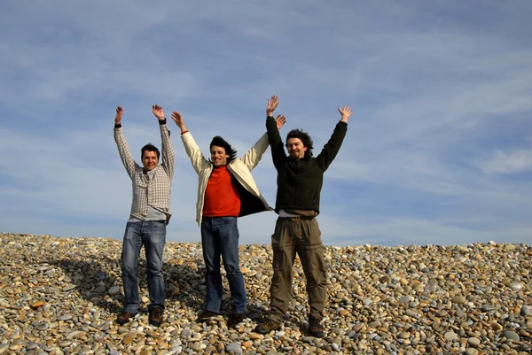 Три Случайных Молодых Человека Пляже — стоковое фото