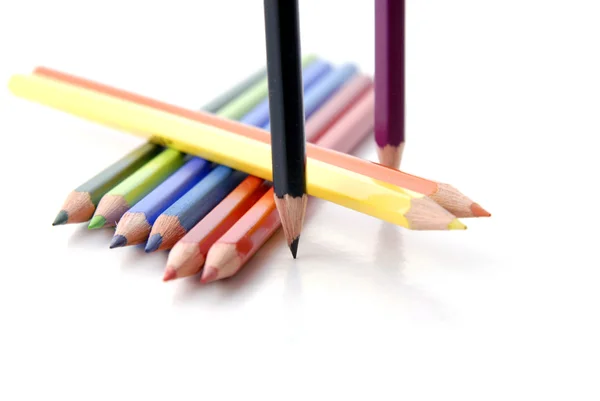 色の鉛筆の整列し 白で隔離されます — ストック写真