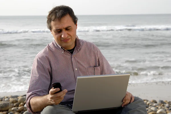 Junger Lässiger Mann Mit Laptop Strand — Stockfoto