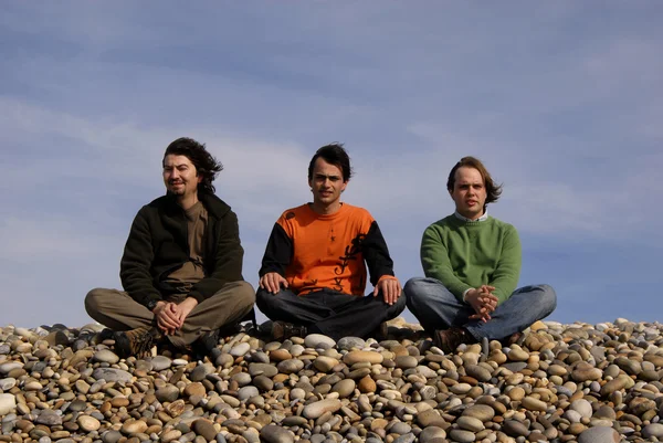 在海滩上三个年轻男士休闲 — 图库照片