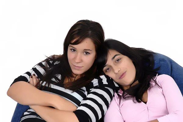 两个年轻女孩在孤立在白色沙发 — 图库照片