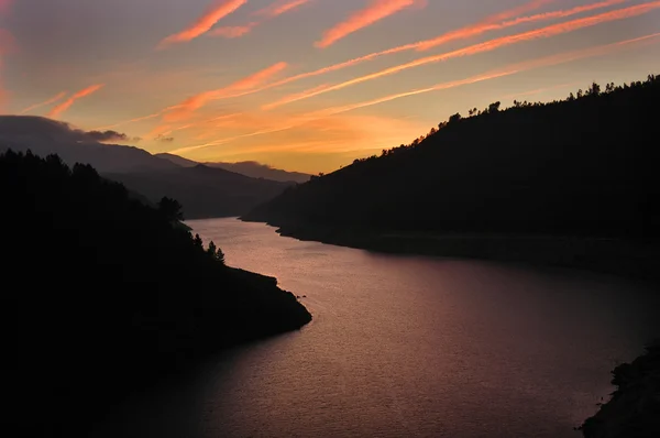 Fluss Den Bergen Bei Sonnenuntergang — Stockfoto