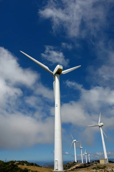 在山顶的风力涡轮机农场 — 图库照片