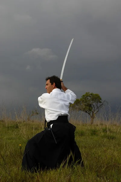 Joven Aikido Hombre Con Una Espada Aire Libre — Foto de Stock