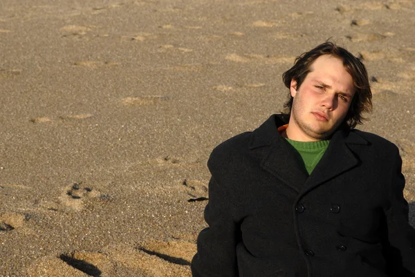 Νεαρός Άνδρας Στην Παραλία Καθισμένοι Στην Άμμο — Φωτογραφία Αρχείου