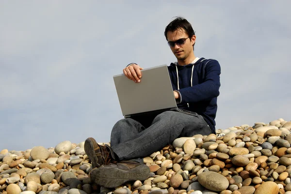 Giovane Uomo Casual Con Computer Portatile Spiaggia — Foto Stock