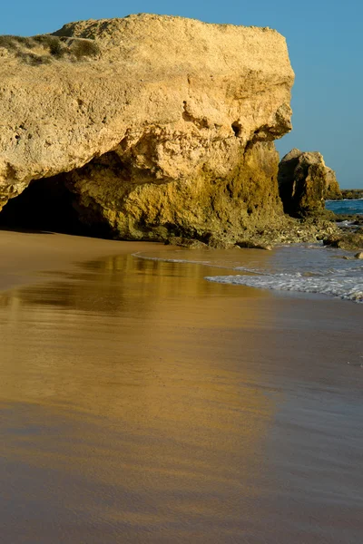Lille Strand Ved Algarve Den Sydlige Del Portugal - Stock-foto