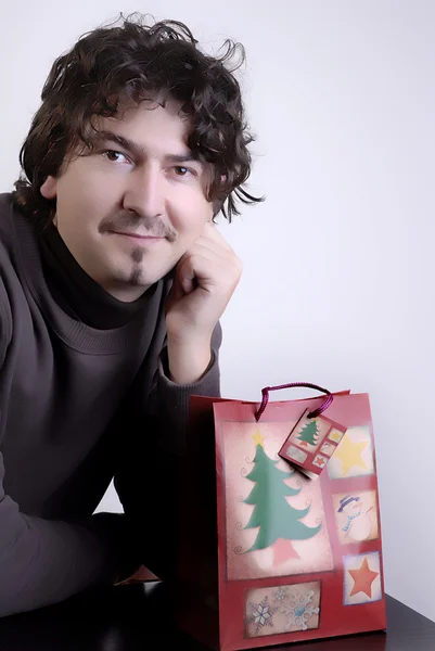 Muž s dárkem — Stock fotografie