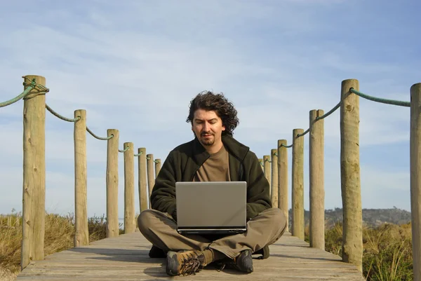 Joven Trabajando Con Computadora Playa — Foto de Stock
