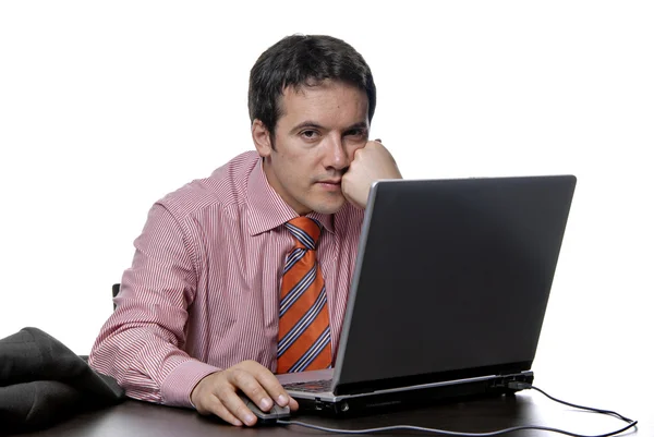 若い男が彼の個人的なコンピューターでの作業 — ストック写真