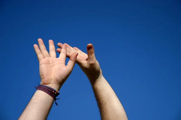 Mänskliga Händer Och Blå Himmel Som Bakgrund — Stockfoto