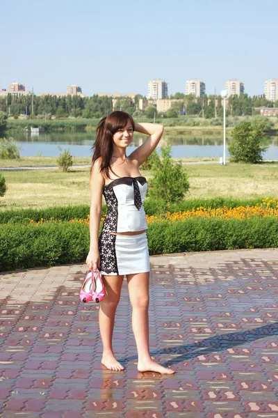 Krásná mladá dívka v létě v parku — Stock fotografie