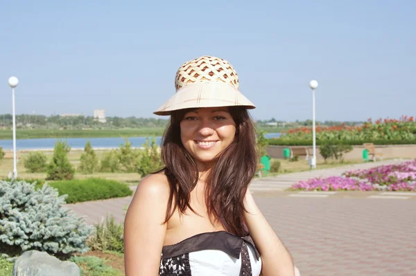 공원에서 여름에 아름 다운 젊은 여자 — 스톡 사진