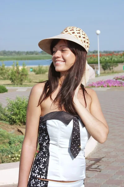 공원에서 여름에 아름 다운 젊은 여자 — 스톡 사진