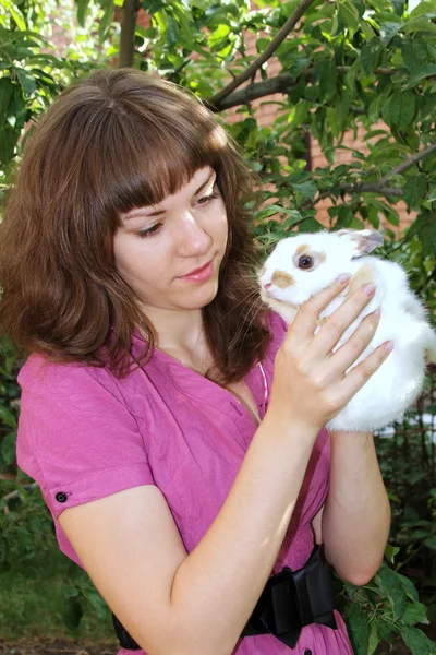 Ragazza con un coniglio bianco — Foto Stock